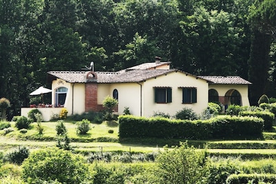 Freistehende Villa mit Pool zwischen Lucca und dem Meer
