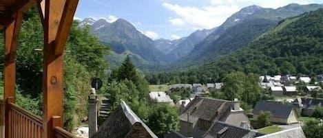 Vue du balcon sur le fond de vallée.