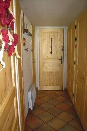 l'entrée avec placards et Wc