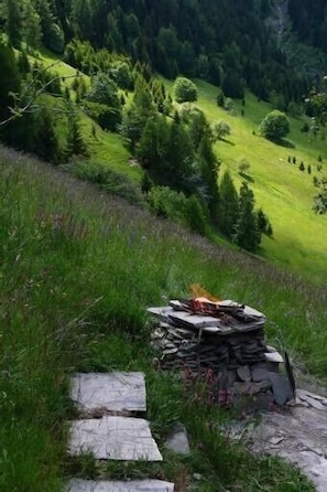 Grill/Ofen aus Trockenstein