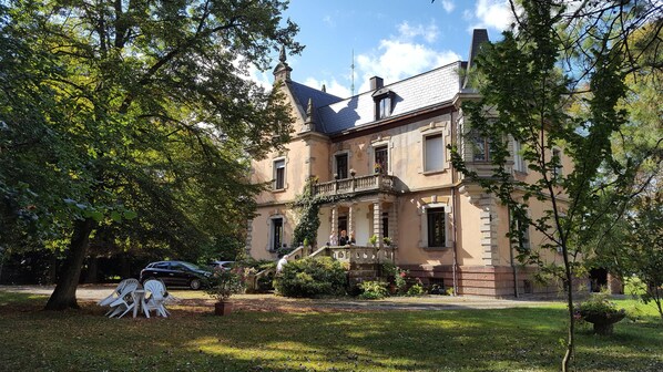 Manoir du 19ème dans son parc de 54 ares.