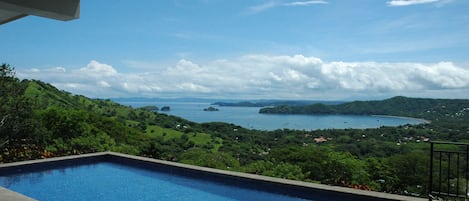 Beautiful Pool with spectacular ocean view
