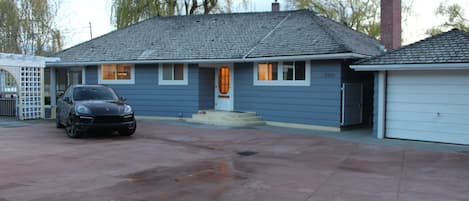 Large driveway to accommodate multiple vehicles / boat trailer.