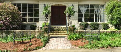 Front of house. Driveway is T shaped.