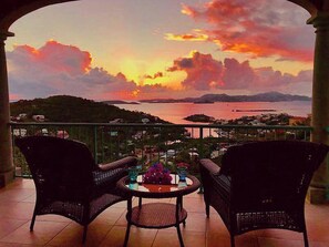 One of the features that makes this view exotic are the spectacular sunsets that unfold on the horizon every evening of the year. You won't want to miss these colorful shows