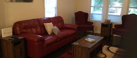 Well appointed living room with new Simmons Queen Sleeper Sofa!