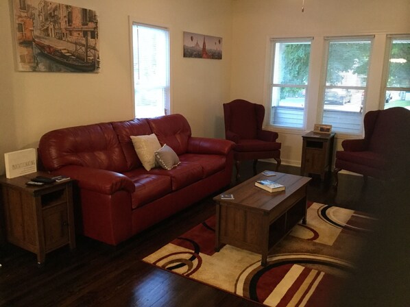 Well appointed living room with new Simmons Queen Sleeper Sofa!