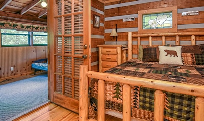 Birds N Bees cabin is only 5 miles from the main strip in Pigeon Forge