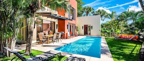 Fully fenced outdoor areas