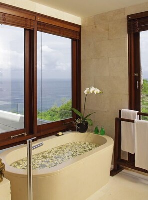 Panoramic Clifftop 6 Bed Villa, Uluwatu