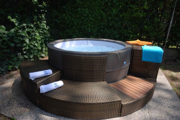 Outdoor spa tub