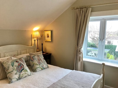 Boutique B&B INN in Historic Cottage by the Irish Sea, 15 min from Dublin Centre
