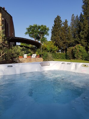 Outdoor spa tub
