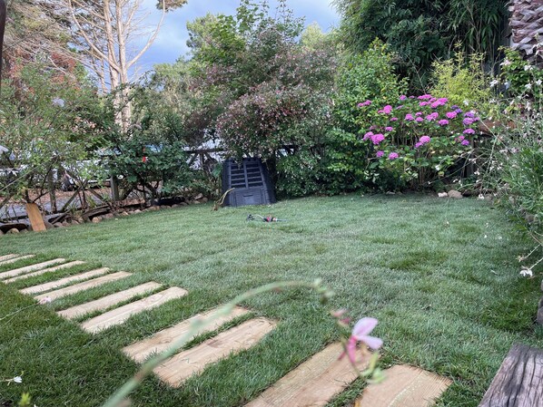 Jardin et terrasse coté Est