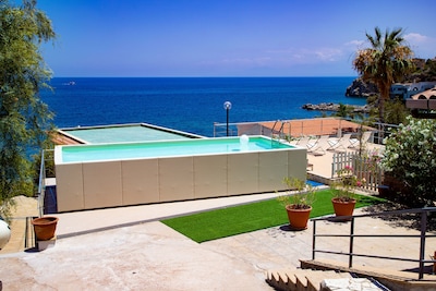Holiday House "Zefiro" directly on the beach in Capo Saffron