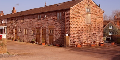 3 bedroomed 250yr old barn private hot tub swimming pool