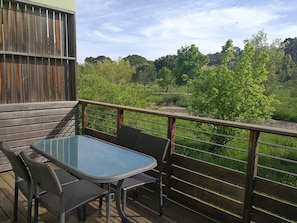 coin repas sur la terrasse. Plancha électrique à disposition