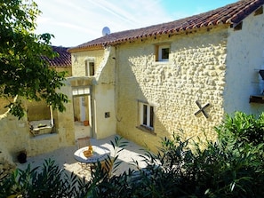 Front of Le Lievre showing courtyard.