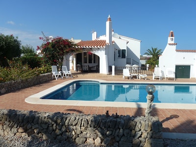 Villa en alquiler en Menorca con piscina privada, jardín cerrado y aire acondicionado