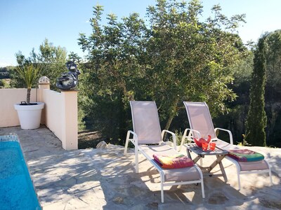 "suite Galago" very quiet location, yet only 10 minutes from the beach.