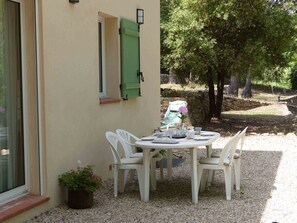 Que c'est agréable de déjeuner dans le jardin !