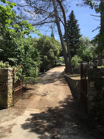 Entrée de la propriété avec portail télécommandé