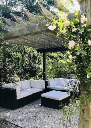 Lounge under pergola 