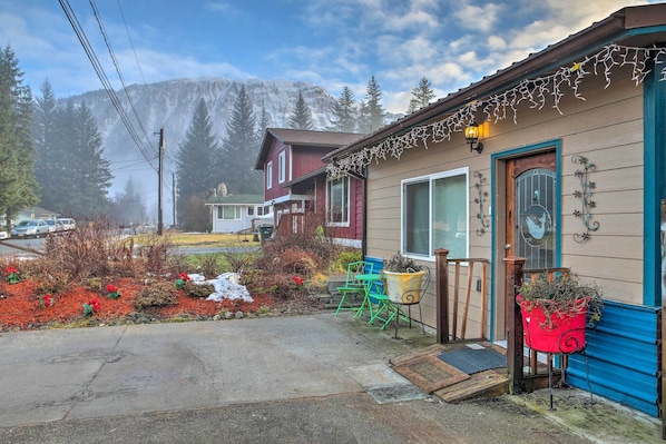 All the beauty of Juneau awaits at this quaint vacation rental apartment!