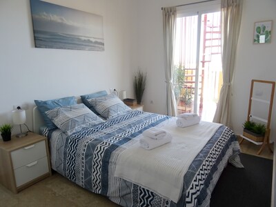 Impresionante apartamento de dos dormitorios a 500 metros de la playa con vistas al mar.