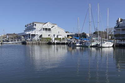  PET FRIENDLY rooms available, short walk to Historic Beaufort Waterfront