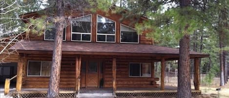 Welcome to the western town of Sisters, Oregon!
Stay in our 4 bdrm log cabin!