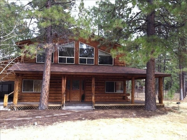 Welcome to the western town of Sisters, Oregon!
Stay in our 4 bdrm log cabin!