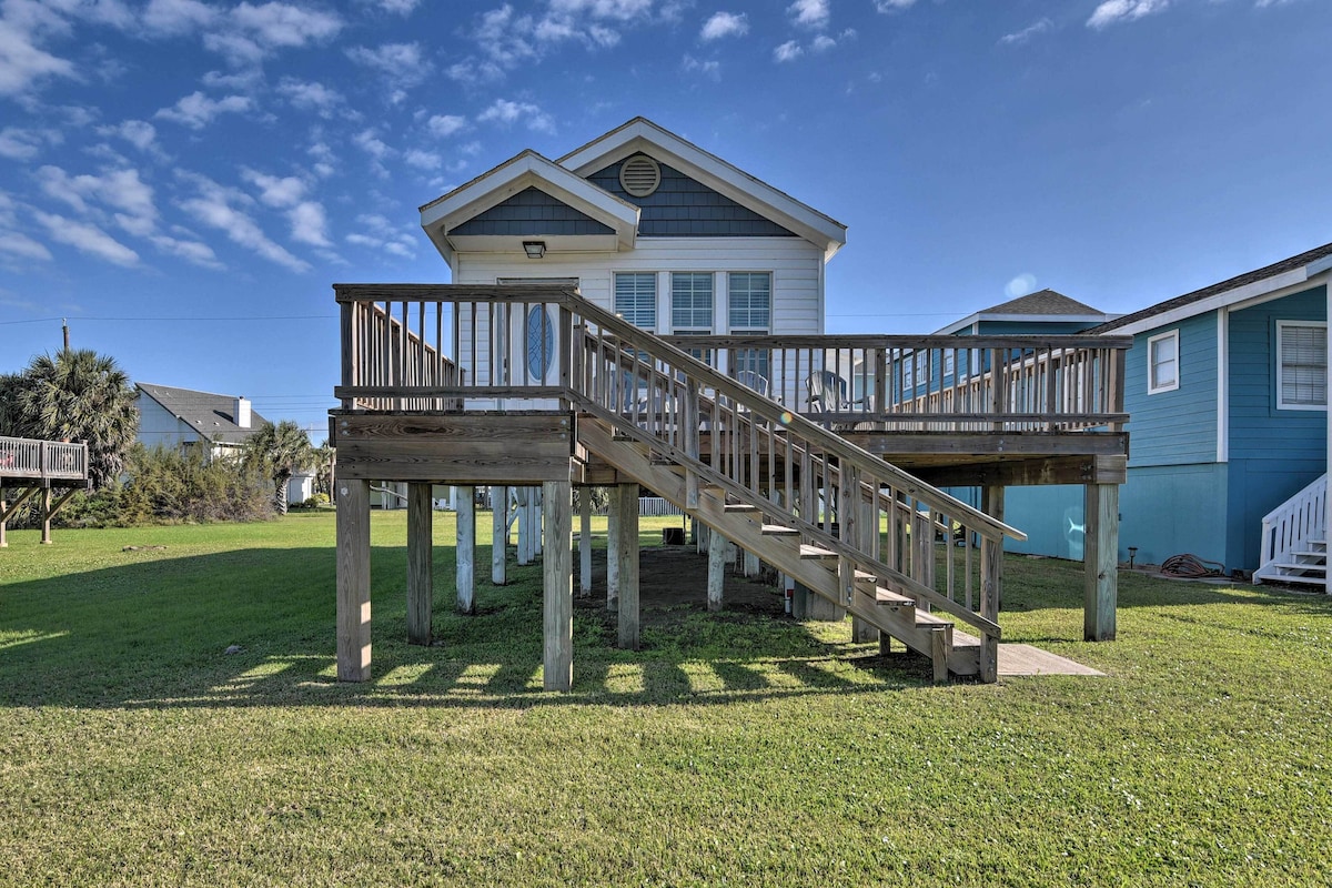 Galveston Cottage w/ Deck: Walk to Beach!