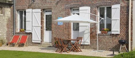 Terrasse ensoleillée.
Mobilier en teck