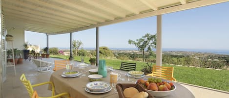 O grande terraço e vista de mar