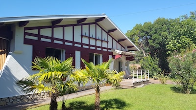 Haus im baskischen und landesischen Stil mit Garten in Moulleau. Sehr gut gelegen. 