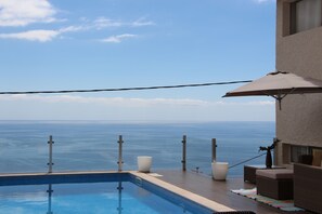Swimming pool with sea view and private.