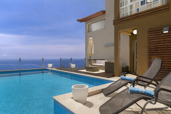Swimming pool with sea view and private.