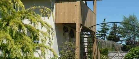 le gîte  La Cour Bonhomme et le balcon-loggia donnant sur le jardin,