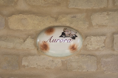 Apartamento AURORA en una casa de campo panorámica con piscina, en las colinas de Marche.