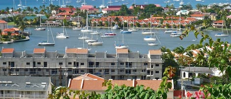 View of your neighbourhood - Marina, shops, restaurants & entertainment