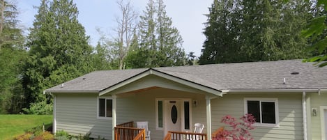 Birdsong Retreat - a little slice of bliss - 5 treed acres around the sunny yard