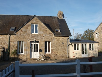 Four Bedroomed Country Cottage (sleeps 7 + 1 z-bed),  Pool
