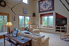 Main Living Room with 20 Foot Ceilings, HDTV, Stereo