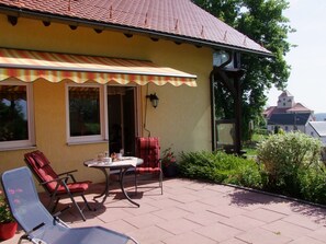 Südterrasse mit Blick auf Schloss Schönberg