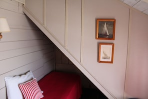 Twin Bedroom upstairs ( 2 beds )
