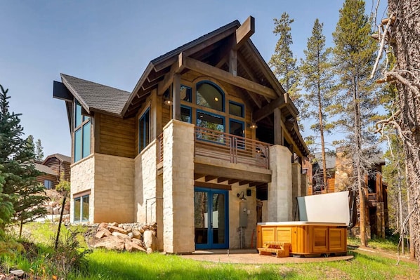 Enjoy the stunning large deck and patio with a hot tub, perfect for relaxing after a day of adventures. Surrounded by nature, it's the ideal space for outdoor relaxation and entertaining.
