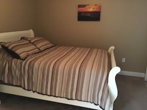 2nd bedroom with queen size bed