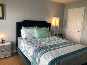 Comfy queen bed with extra pillows