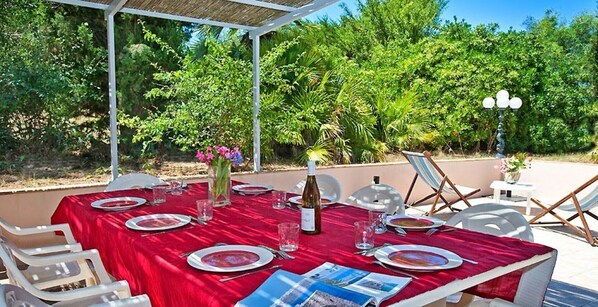 Outdoor dining